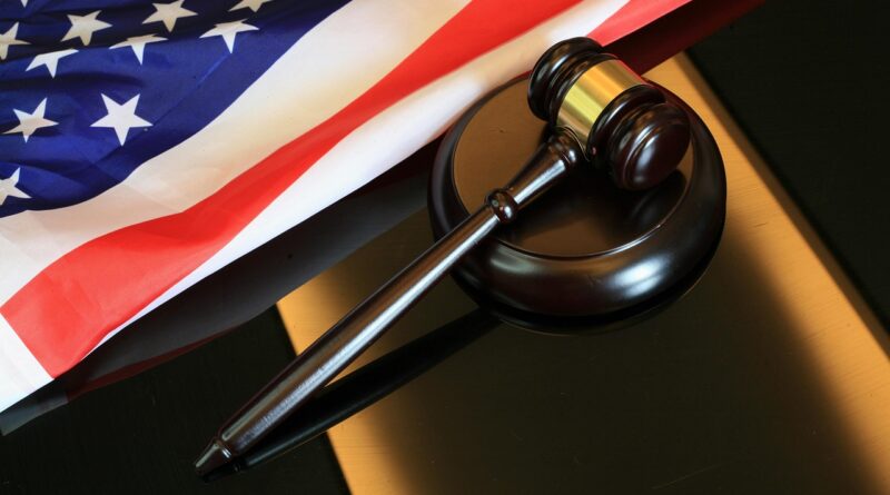 Imatge d'un mall judicial damunt una bandera dels Estats Units.