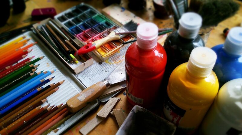 La imatge mostra pots de pintura, pinzells i diferents estris artístics
