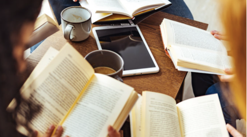 Persones llegint a un club de lectura