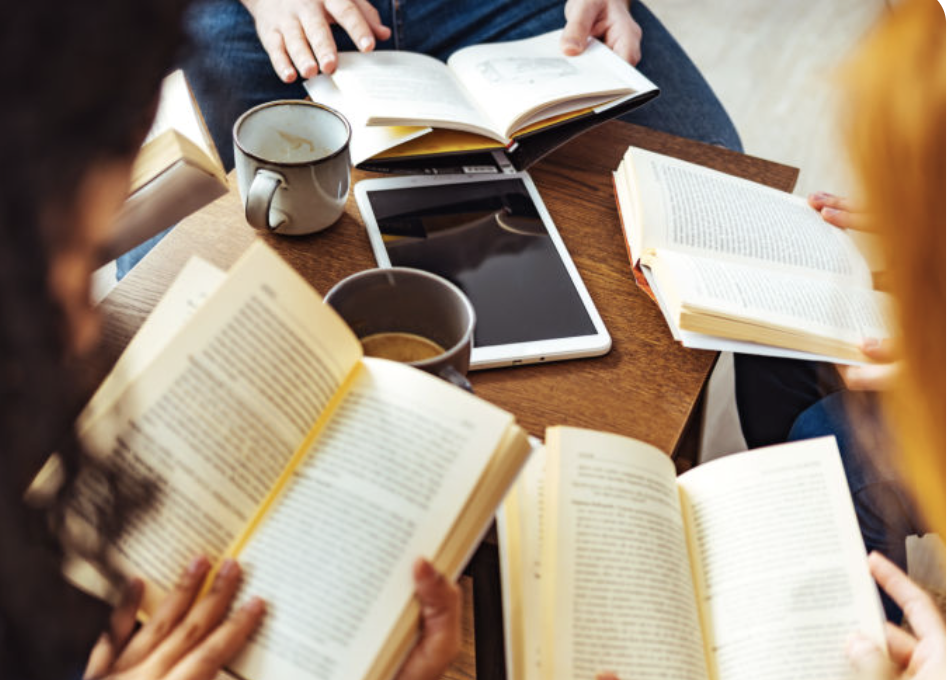 Persones llegint a un club de lectura