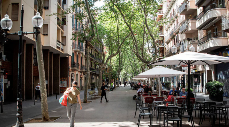 Imatge de la Rambla de Poblenou, en un dia assolellat, amb les terrasses dels bars plenes de gent.