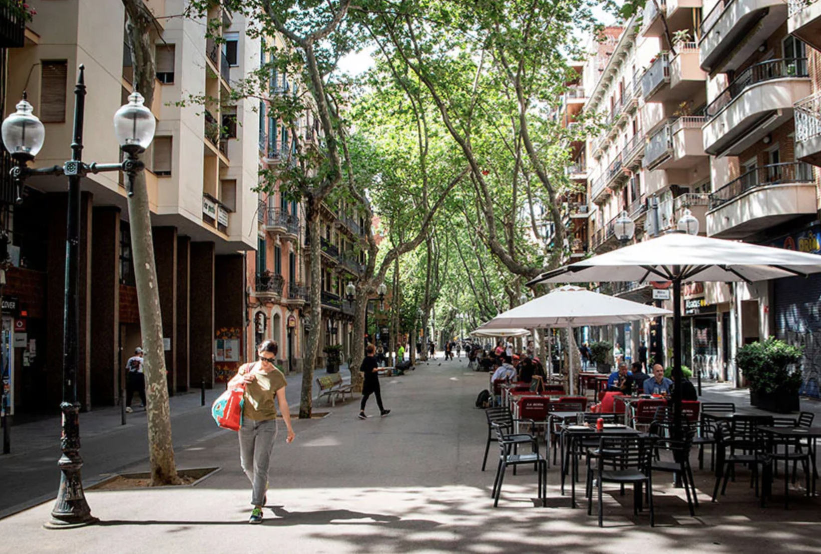 Imatge de la Rambla de Poblenou, en un dia assolellat, amb les terrasses dels bars plenes de gent.